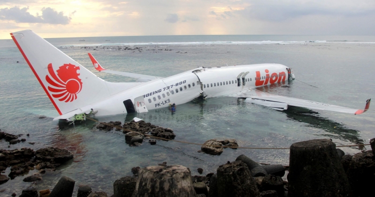 تحطم طائرة أندونيسية بعد إقلاعها و العثور على حطام وأشلاء من الطائرة