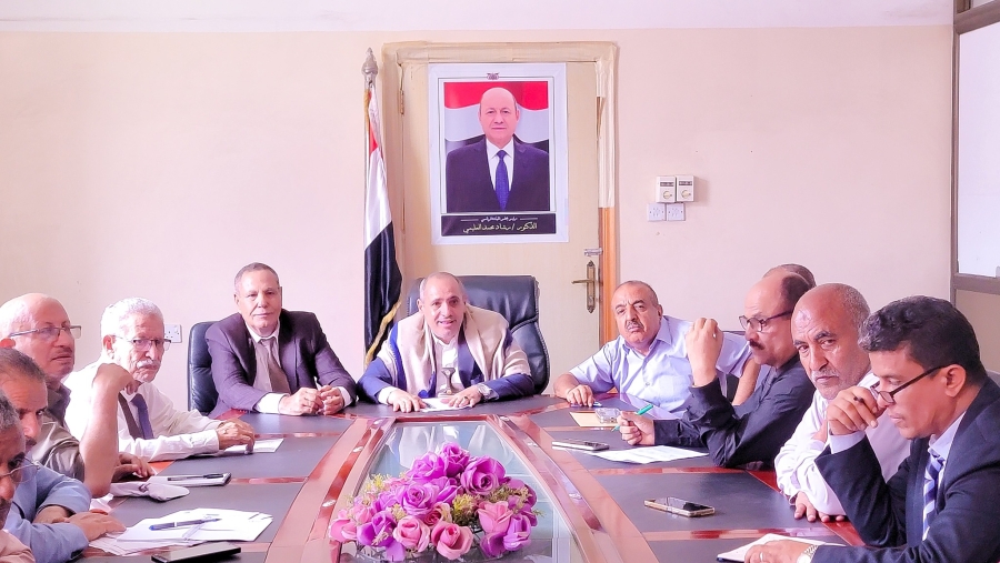 السلطة المحلية في تعز تناقش وضع العملية التعليمية بالمحافظة