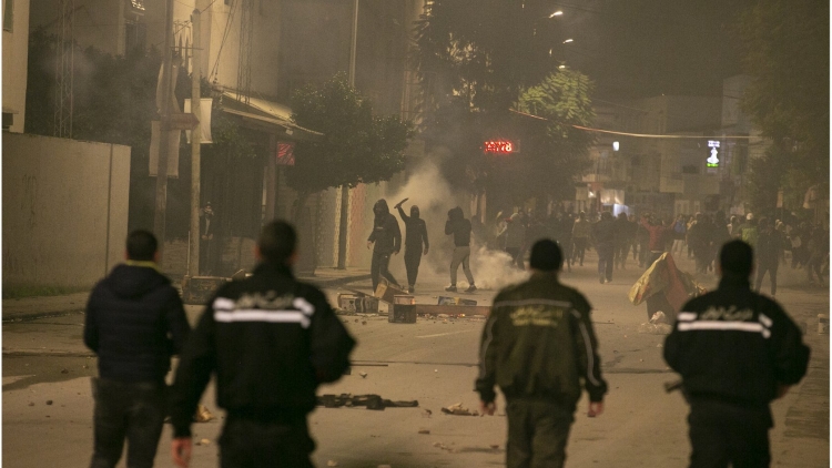 الشرطة تعتقل عشرات الأشخاص  في عدة مدن تونسية