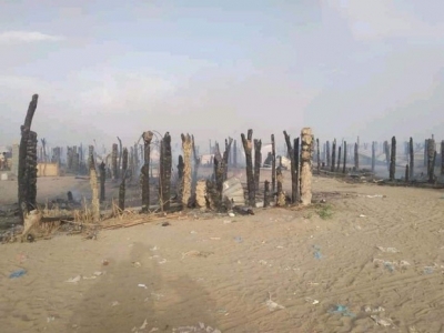 حريق يلتهم 43 مأوى لأسر نازحة في مخيم للنازحين بالحديدة