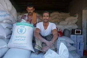 برنامج الغذاء العالمي يعلن أكبر خفض للمساعدات في مناطق الحكومة اليمنية مع بداية العام القادم