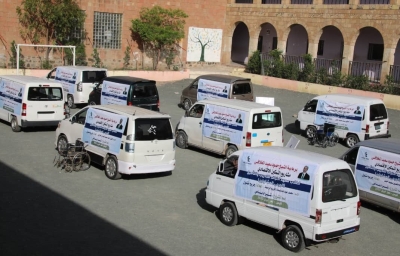 مؤسسة الشيخ حمود المخلافي تدشن مشروع توزيع باصات نقل للجرحى المشلولين بتعز