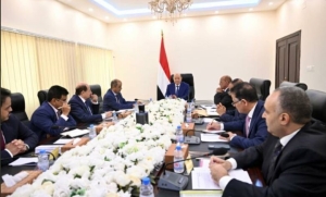 وجه تحذيرًا شديدًا للحوثيين.. العليمي يرأس اجتماعًا طارئًا في عدن لمواجهة الأزمات