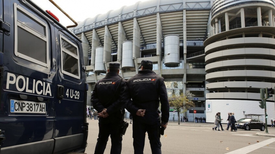بالفيديو: الشرطة تقتحم مكاتب نادي برشلونة بملعب &quot;كامب نو&quot;