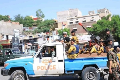 شرطة مشرعة وحدنان بمحافظة تعز تضبط مطلوبا أمنيًا في عدة قضايا بيتها مقاومة السلطات