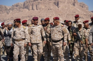 وسط تصاعد التوتر في حضرموت.. قائد المنطقة العسكرية الأولى يتفقد المواقع الأمامية ويؤكد جاهزية قواته