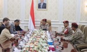 وزير الدفاع الداعري يحذّر من خطورة تخادم الحوثي مع القاعدة لزعزعة الأمن بالمناطق المحررة