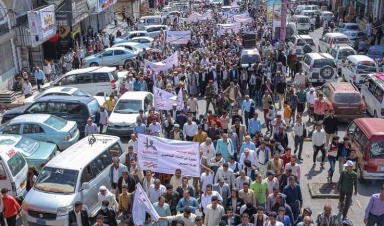 مسيرة حاشدة في تعز إحياء للذكرى الثامنة لانطلاق المقاومة الشعبية
