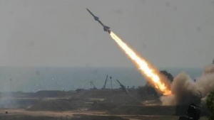 الجيش يتهم الحوثيين بإطلاق صاروخ مضاد للسفن باتجاه البحر الأحمر