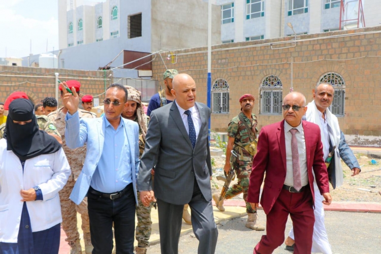 محافظ تعز يزور المستشفى الجمهوري العام في المحافظة