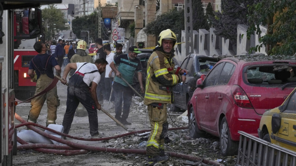 حفلة شماتة على مواقع التواصل.. اليمنيون يسخرون من حالة الإذلال والسقوط المهين لإيران ووكلائها