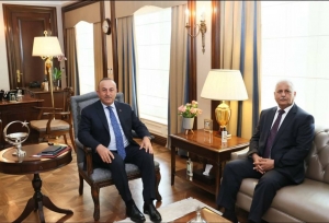 السفير اليمني لدى أنقرة يلتقي وزير الخارجية التركي لبحث العلاقات الثنائية بين البلدين