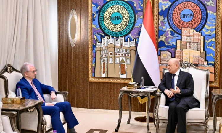 الرئيس العليمي: ستظل الممرات المائية مهددةً ما دامت جماعة الحوثي موجودة