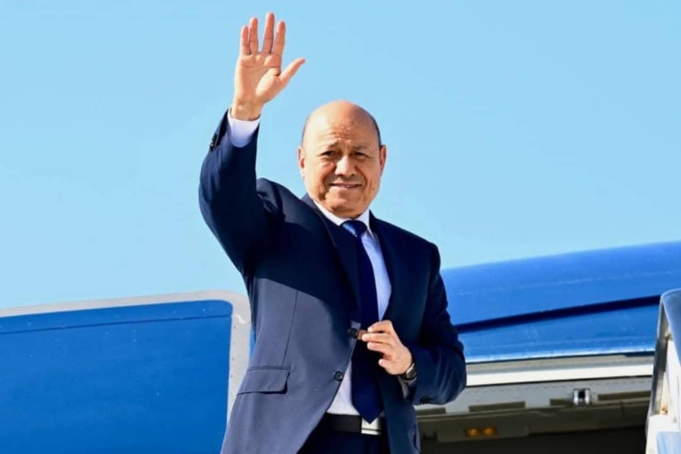 الرئيس العليمي يغادر عدن متجهًا إلى السعودية ومنها إلى قمة الدوحة الطارئة