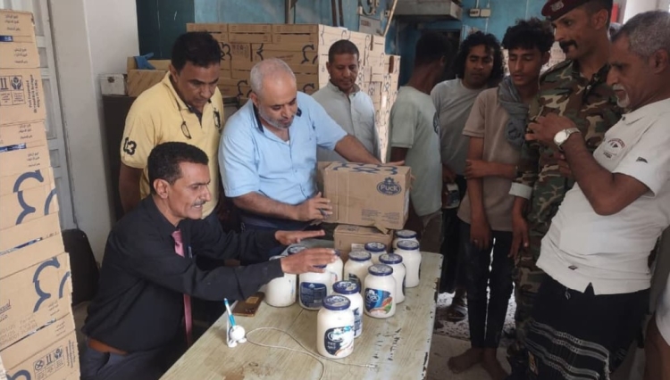 لجنة الرقابة الشعبية بتعز تثمن جهود مدير عام القاهرة في مراقبة الأسواق وتدعو البقية إلى التحرك لحماية المستهلك