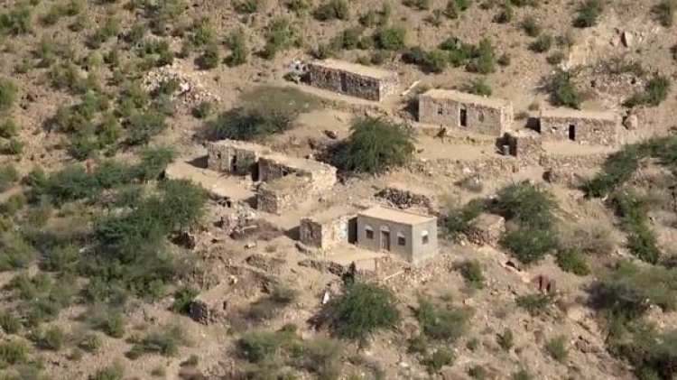 مقتل طفلة وإصابة شقيقها بقصف للحوثين على منطقة سكنية في إحدى قرى غربي تعز