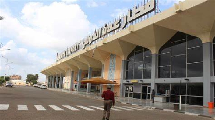 وزارة النقل تحث على سرعة صيانة مدرج الهبوط والإقلاع بمطار عدن