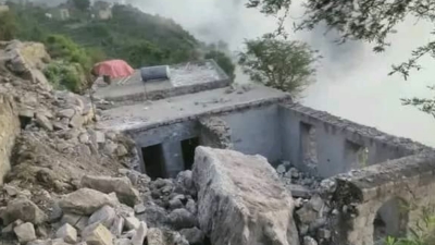 إصابة 3 أطفال وامرأة إثر انهيار صخري على منزلهم غربي تعز
