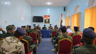 مدير عام شرطة تعز يترأس اجتماعا أمنيا ويؤكد رفع الجاهزية القصوى وتعزيز الانتشار الأمني