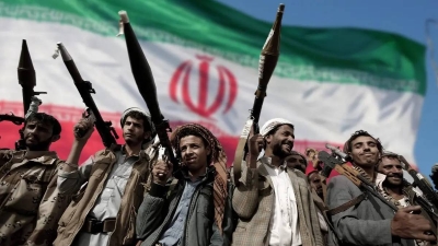 صحيفة بريطانية: إيران تتخلى عن الحوثيين تحت وطأة القصف الأمريكي المتواصل
