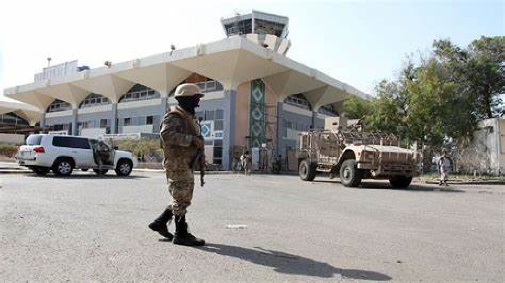 نافذون يهددون باستخدام القوة لتمرير أدوية مهربة ضبطت في مطار عدن