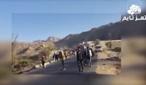 بالفيديو: مليشيا الحوثي تجبر نحو 400 مهاجرا على مغادرة صنعاء