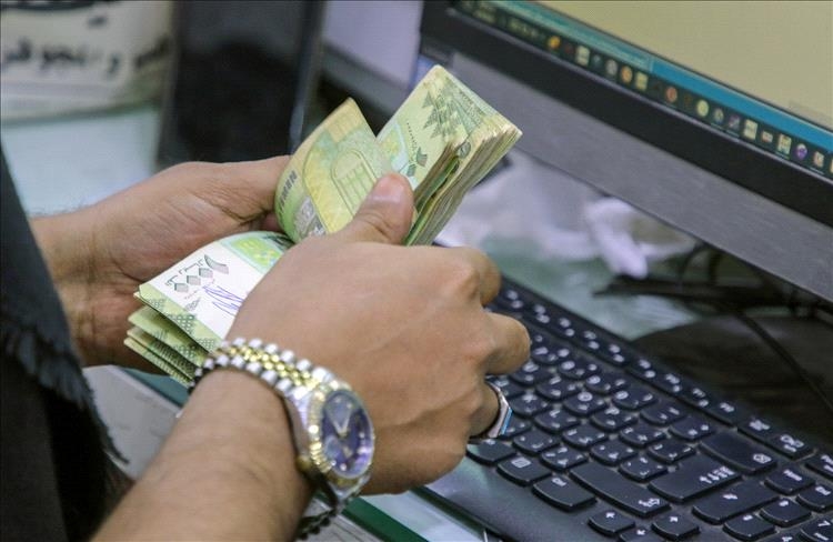 الغموض الاقتصادي في إدارة سعر العملة الوطنية والحلول الغائبة