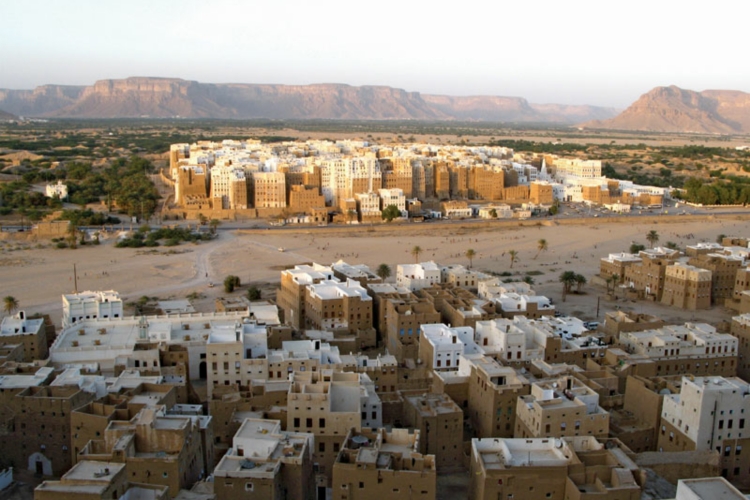 موقع انتلجنس أونلاين: حضرموت على حافة الحرب مع سباق نفوذ سعودي - إماراتي يقرب المحافظة من مواجهة مفتوحة