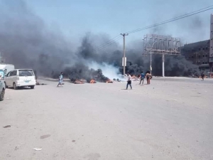 عدن: محتجون من الحزام الأمني يقطعون شوارع رئيسية للمطالبة برواتبهم