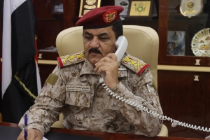 وزير الدفاع يجري اتصالين هاتفبين بمحافظ تعز وقائد اللواء الرابع مشاه عقب الكمين المسلح الذي استهدف موكبهما ويعلن تشكيل لجنة للتحقيق