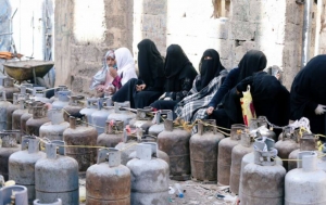 بعد افتعال الحوثيين أزمة خانقة.. صافر تؤكد إرسال الغاز إلى صنعاء بسعر 2300ريال