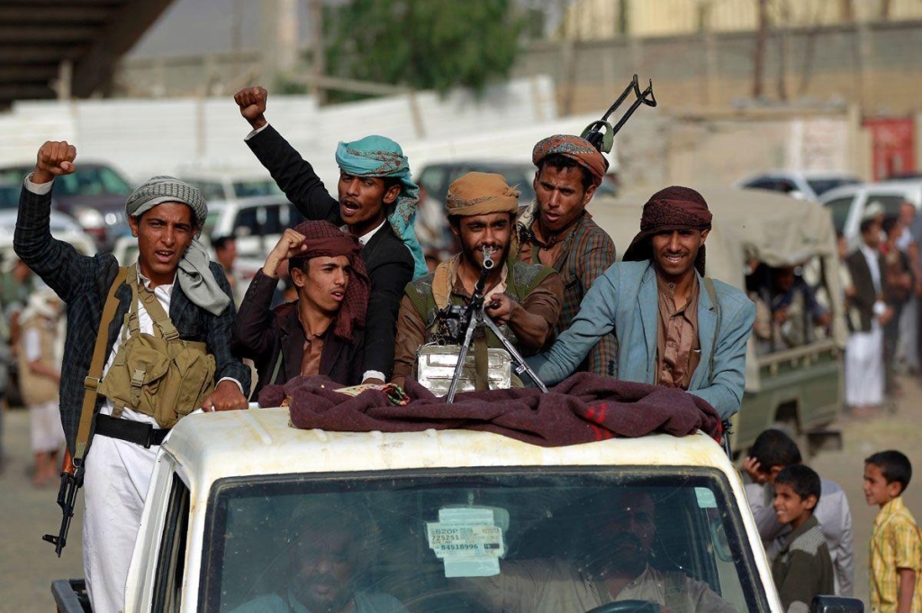 صحيفة بريطانية: الحوثيون والقاعدة.. "تحالف الأعداء" ينذر بمزيد من المخاطر في اليمن
