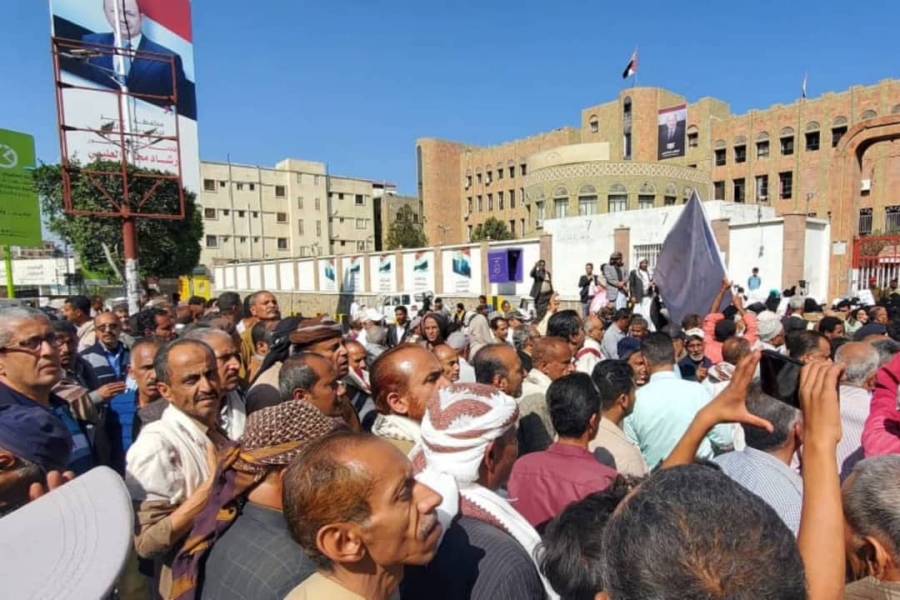 احتجاجات غاضبة للمعلمين في تعز للمطالبة بصرف الرواتب