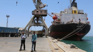 الحكومة تفرض قيود على واردات النفط في موانئ الحديدة