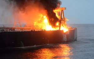 حريق إحدى السفن قبالة ميناء عدن وسقوط ضحايا