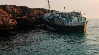 انتشال سيارات لتجار يمنيين من سفينة جانحة بسواحل عمان