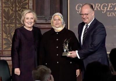في حفل تكريمها بجائزة كلينتون.. منى لقمان تطالب بإنقاذ اليمن