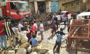 حادثة سقوط الطفل "أيلول السامعي" في مجرى سيول بتعز تشعل غضباً واسعاً ضد إهمال السلطات لعبّارات السيول