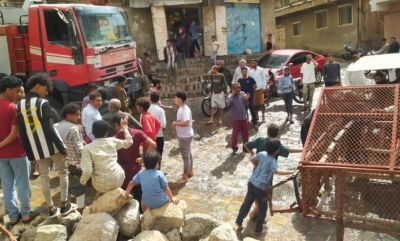 حادثة سقوط الطفل "أيلول السامعي" في مجرى سيول بتعز تشعل غضباً واسعاً ضد إهمال السلطات لعبّارات السيول