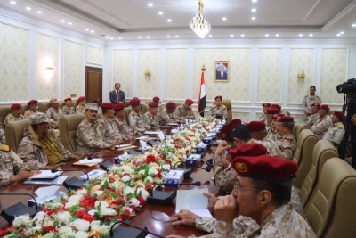 وزير الدفاع يترأس في العاصمة المؤقتة عدن اجتماعاً موسعاً بقيادات الهيئات والمناطق العسكرية