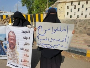 &quot;أمهات المختطفين&quot; تعبر عن قلقها إزاء مصير 165 مخفي قسرا في سجون الحوثيين والانتقالي