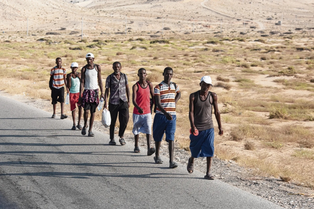 مئات المهاجرين الأفارقة يصلون إلى شبوة وتقارير دولية تكشف قفزة بنسبة 99% في أعداد الوافدين إلى اليمن منذ سبتمبر الماضي