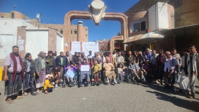 جرحى تعز يحتجون أمام مقر المحافظة تمهيداً لتنفيذ اعتصام مفتوح للمطالبة بحقوقهم ورفض الإهمال والنسيان