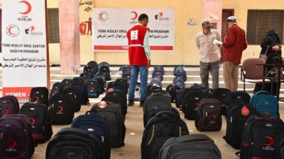 بمناسبة عيد النصر... الهلال الأحمر التركي يوزع حقائب مدرسية على طلاب اليمن