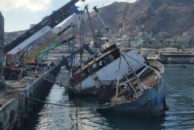 انتشال اضخم سفينة غارقة بوزن 1100 طن في عدن تمهيدًا لإعادة تشغيل أكبر ميناء سمكي في البلاد
