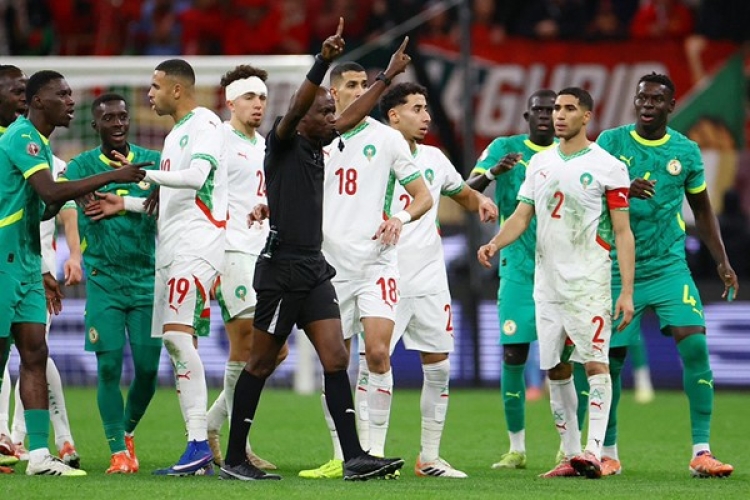 قرّر منح نتيجة الفوز للمغرب.. الاتحاد الأفريقي يعتبر السنغال خاسراً لنهائي كأس الأمم