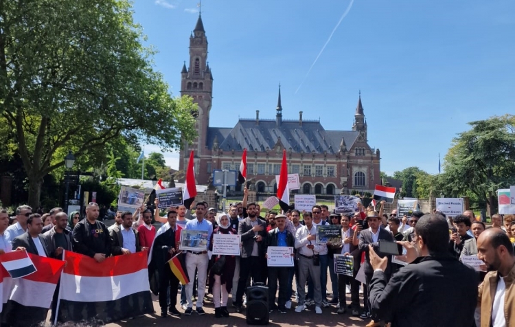 وقفة احتجاجية أمام محكمة العدل الدولية في هولندا للمطالبة بإنهاء حصار تعز