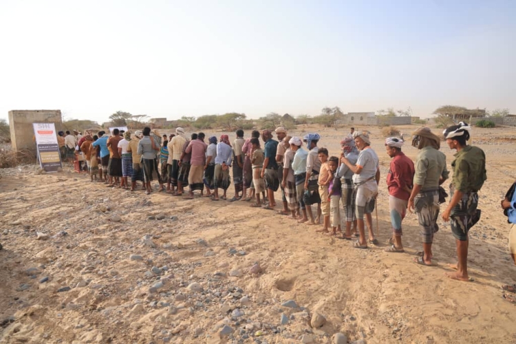 لليوم الثاني على التوالي.. مؤسسة الشيخ حمود تواصل توزيع المساعدات النقدية للمتضررين في المديريات الساحلية