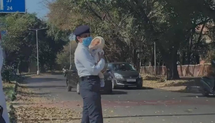 بالفيديو: شرطيّة سير تصطحب رضيعها بعمره 5 أشهر إلى الشوارع
