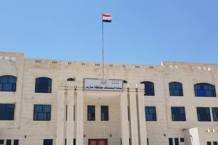 محكمة الأموال العامة في مأرب تبرئ الصحفي علي عويضة من تهمة إهانة موظف عام